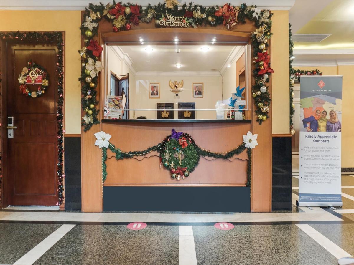 3 Putra Bi Executive Hotel Джакарта Экстерьер фото