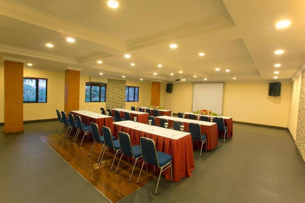 3 Putra Bi Executive Hotel Джакарта Экстерьер фото