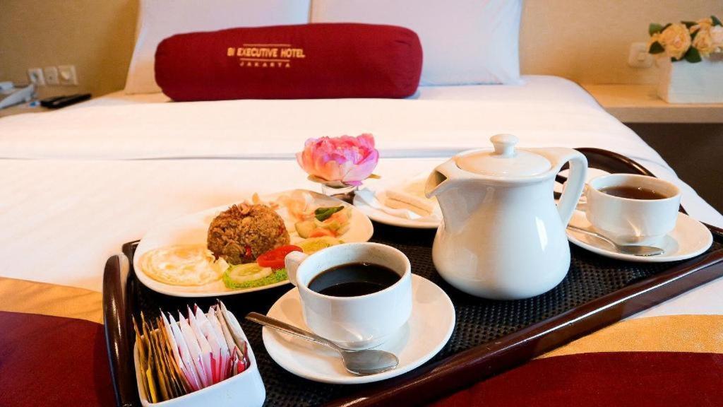 3 Putra Bi Executive Hotel Джакарта Экстерьер фото