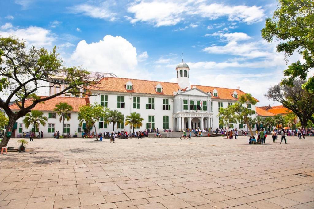 3 Putra Bi Executive Hotel Джакарта Экстерьер фото