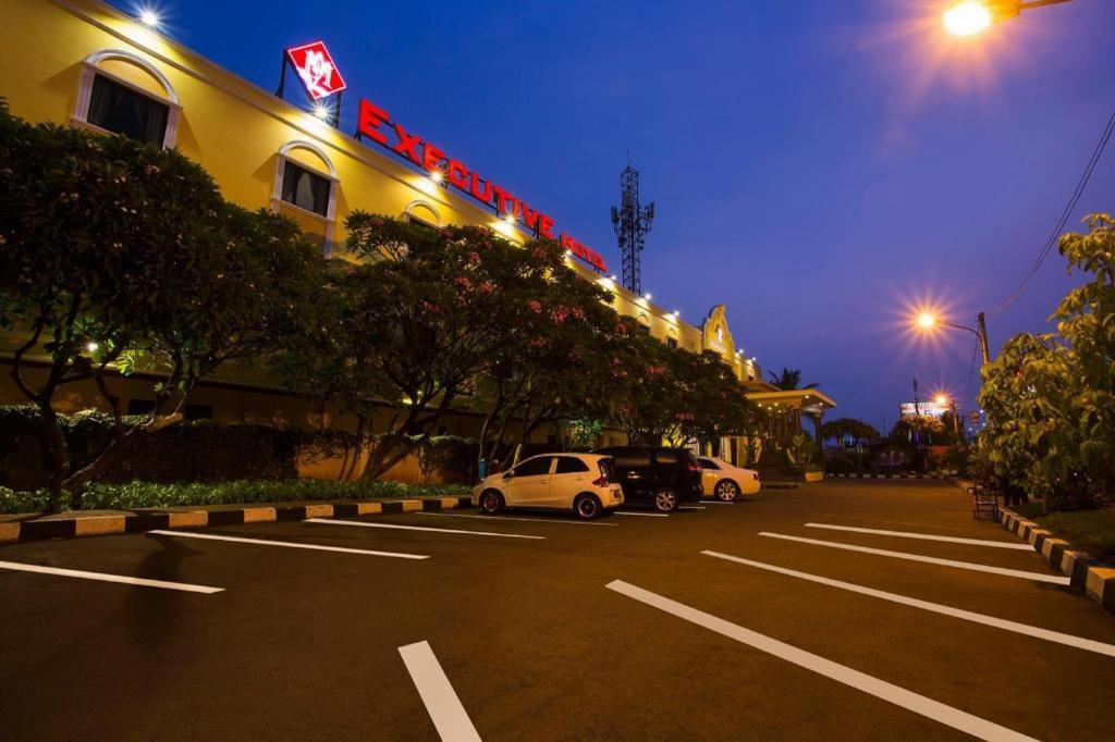 3 Putra Bi Executive Hotel Джакарта Экстерьер фото